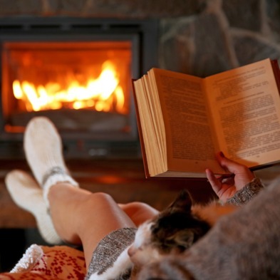 Ogień w domu: między hygge a ryzykiem – jak styl życia wpływa na bezpieczeństwo?