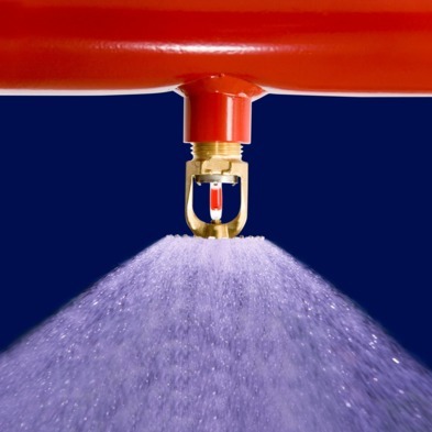 Woda w systemach przeciwpożarowych: projektowanie instalacji i rola urządzeń ppoż w ochronie budynków