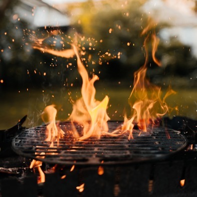 Majówka pod kontrolą. Poradnik bezpiecznego grillowania